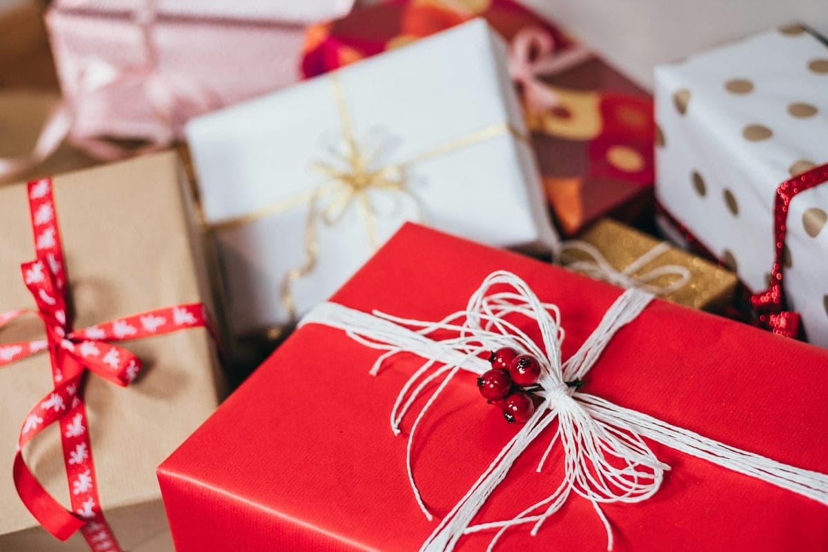 Regalos de Navidad con luces de fondo