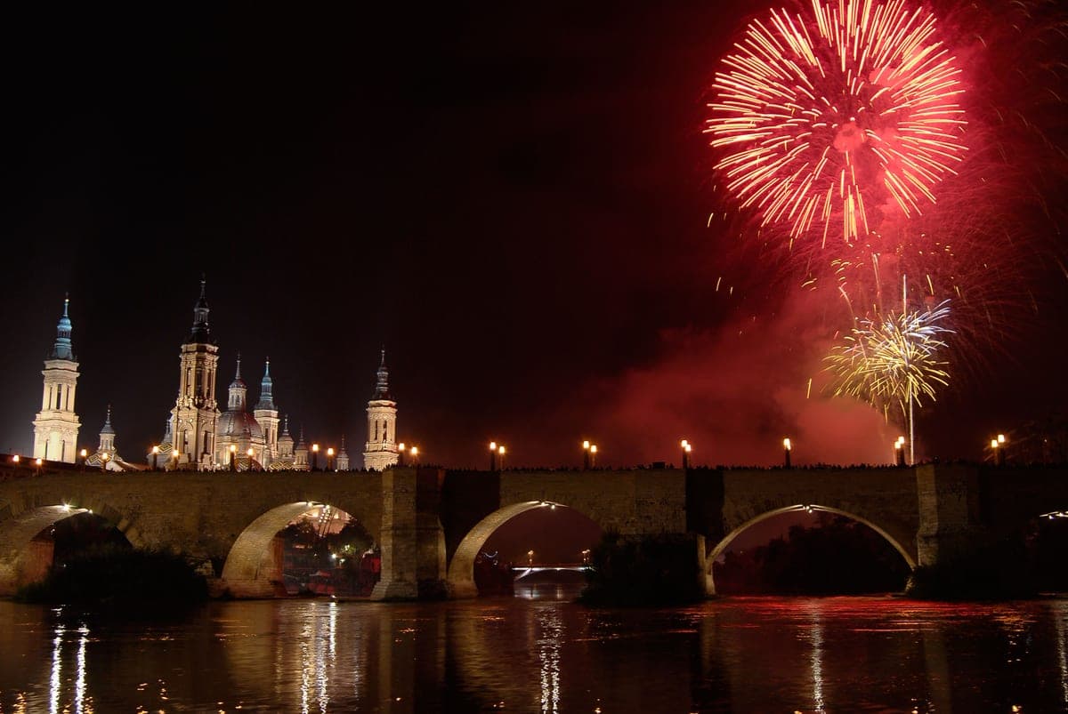Fuegos artificiales durante las Fiestas del Pilar sobre el cielo de Zaragoza